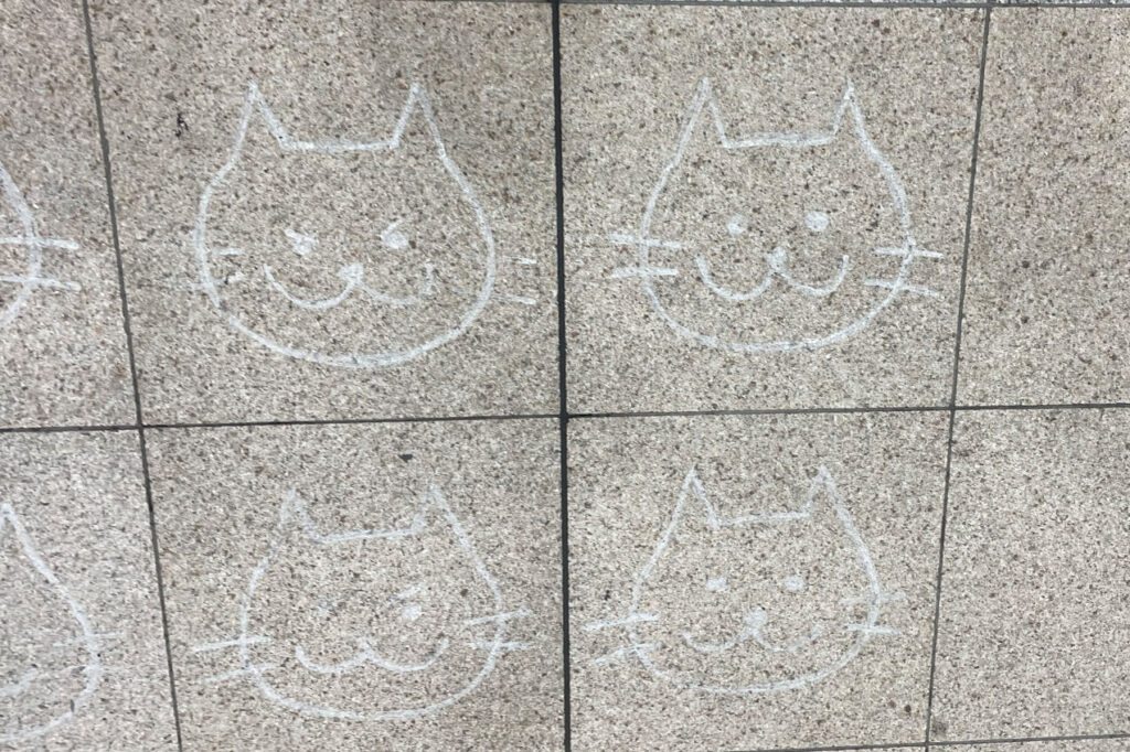 日暮里駅で猫のタイル